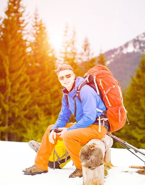 Randonneur avec sac à dos se reposant pendant une randonnée . — Photo