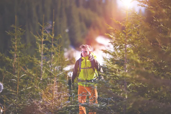 Der Mann mit dem Rucksack. — Stockfoto