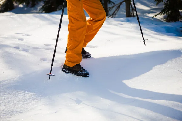 Alpinista che cammina sulla neve . — Foto Stock