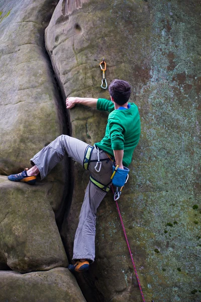 Un escalador sube a la montaña . — Foto de Stock