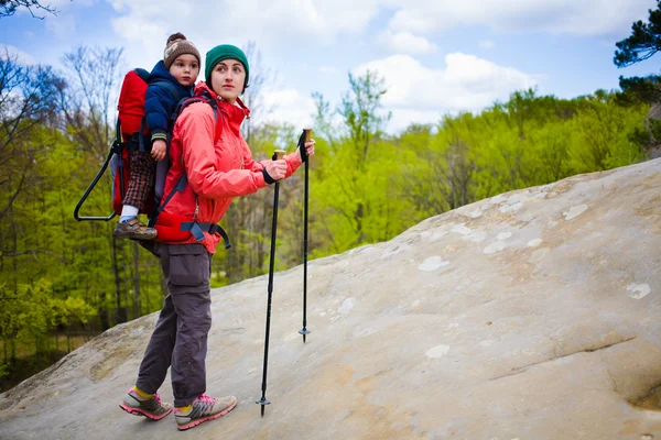 Mutter und Sohn sind unterwegs. — Stockfoto