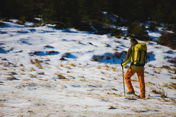 Wanderer mit Rucksack macht sich auf den Weg. — Stockfoto