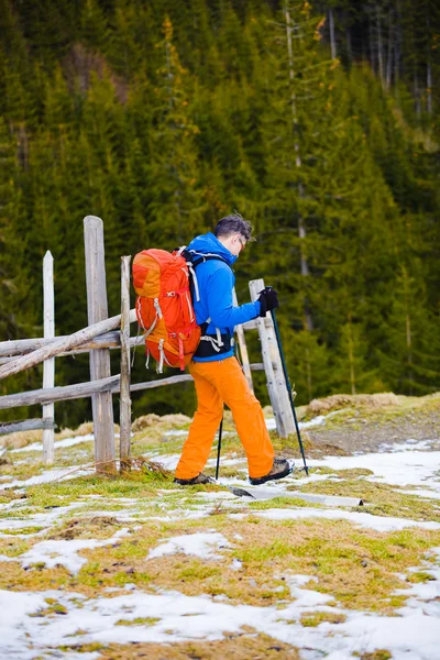 Jde turista s batohem na trati. — Stock fotografie