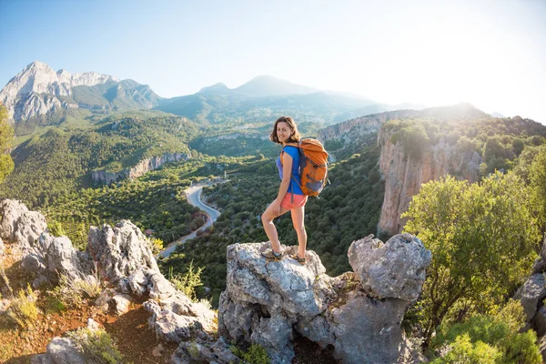 Μια Γυναίκα Ένα Σακίδιο Στέκεται Στην Κορυφή Του Βουνού Και — Φωτογραφία Αρχείου