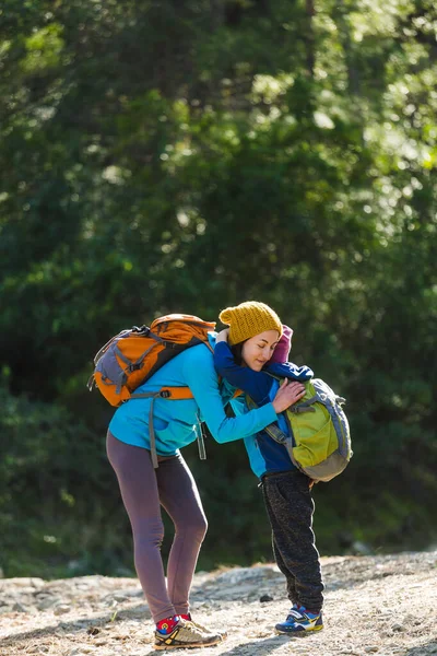 Chłopiec Plecakiem Spaceruje Lesie Mamą Dziecko Przytula Mamę Kobieta Podróżuje — Zdjęcie stockowe