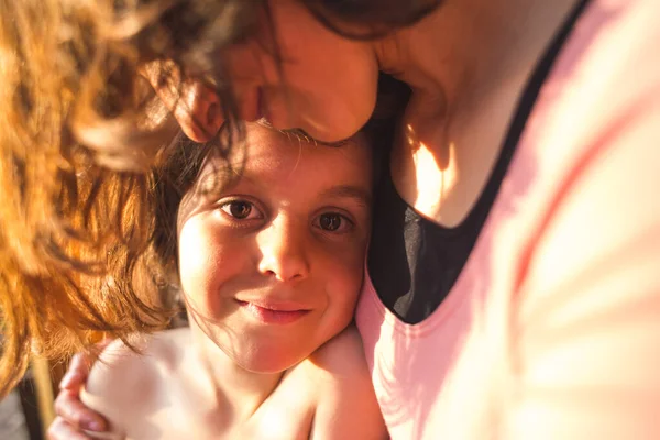 Retrato Uma Criança Abraçando Uma Mãe Menino Passa Tempo Com — Fotografia de Stock