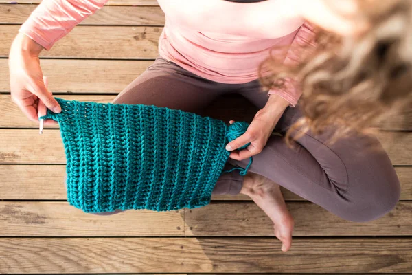 Vrouw Haakpennen Bed Naaldwerk Tijdens Quarantaine Het Meisje Breit Van — Stockfoto