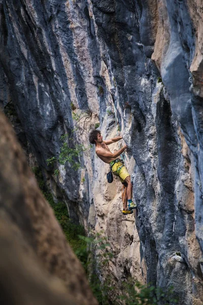 Homem Forte Sobe Uma Rocha Músculos Das Costas Fortes Escalada — Fotografia de Stock