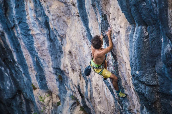 Hombre Fuerte Trepa Una Roca Fuertes Músculos Espalda Escalada Roca —  Fotos de Stock