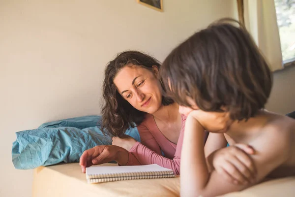 Menino Com Sua Mãe Deita Cama Livro Uma Mulher Passa — Fotografia de Stock