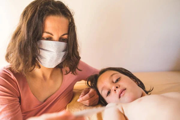 Una Mujer Con Una Máscara Protectora Mide Temperatura Del Niño —  Fotos de Stock
