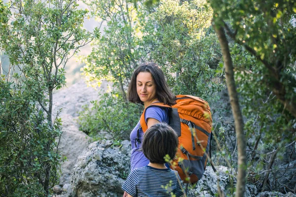 Uma Mulher Caminha Com Seu Filho Através Floresta Menino Com — Fotografia de Stock