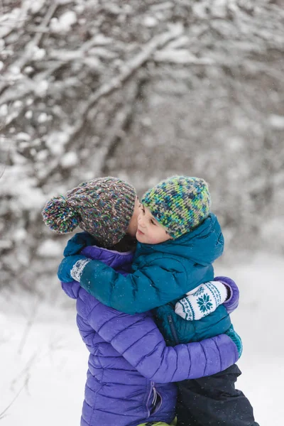 Niño Abraza Mamá Niño Con Madre Paseo Invierno Niño Con —  Fotos de Stock