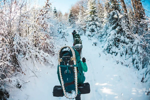 Amigos Trekking Invierno Las Montañas Los Viajeros Van Por Sendero —  Fotos de Stock