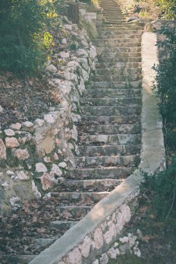 Eski taş merdiven. Eve doğru adımlar. Uzun ve harap bir merdiven..