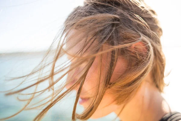 Młoda Kobieta Tle Morza Włosy Wieją Wietrze Rudowłosa Dziewczyna Wybrzeżu — Zdjęcie stockowe