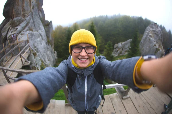 Una Mujer Hace Selfie Fondo Las Montañas Viaje Los Lugares — Foto de Stock