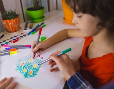 Sanat dersi. Öğretmenden bireysel ders. Öğretmeni olan bir çocuk sanat terapisine katılır.