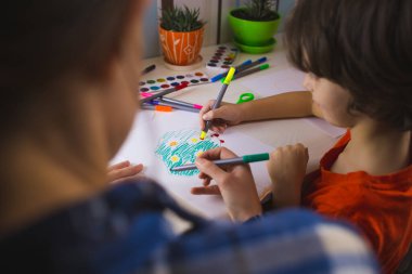 Sanat dersi. Öğretmenden bireysel ders. Öğretmeni olan bir çocuk sanat terapisine katılır.