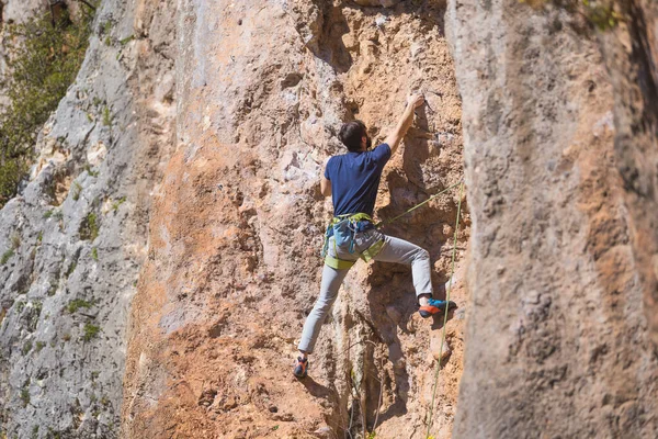 Homme Fort Grimpe Une Falaise Alpiniste Surmonte Une Route Escalade — Photo