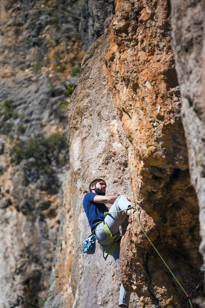 Hombre Fuerte Sube Acantilado Escalador Supera Una Difícil Ruta Escalada —  Fotos de Stock