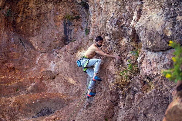 Strong Man Climbs Cliff Climber Overcomes Difficult Climbing Route Natural — Stock Photo, Image