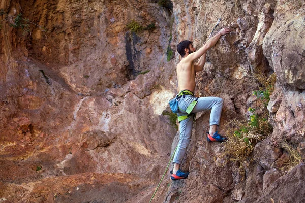 Silný Muž Vyleze Útes Horolezec Překonává Obtížnou Lezeckou Trasu Přirozeném — Stock fotografie