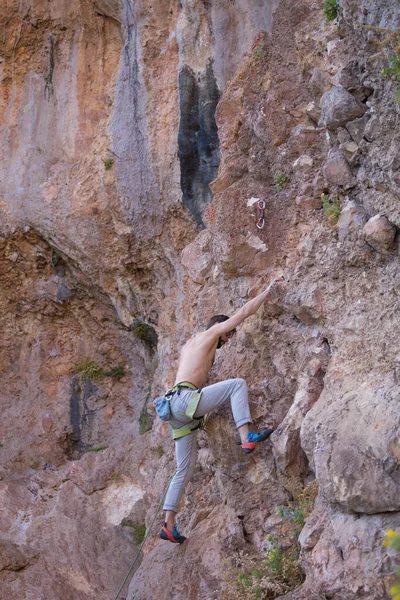 Hombre Fuerte Sube Acantilado Escalador Supera Una Difícil Ruta Escalada —  Fotos de Stock