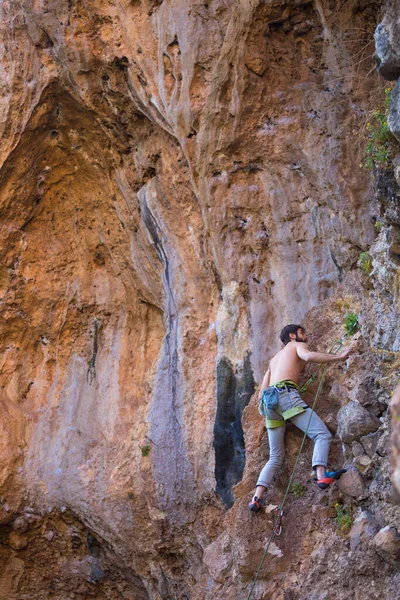 힘있는 남자가 절벽을 오르네 오르는 지형에서 등산로를 갑니다 터키에 암벽등 — 스톡 사진