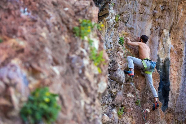 Uomo Forte Sale Una Scogliera Arrampicatore Supera Una Arrampicata Difficile — Foto Stock