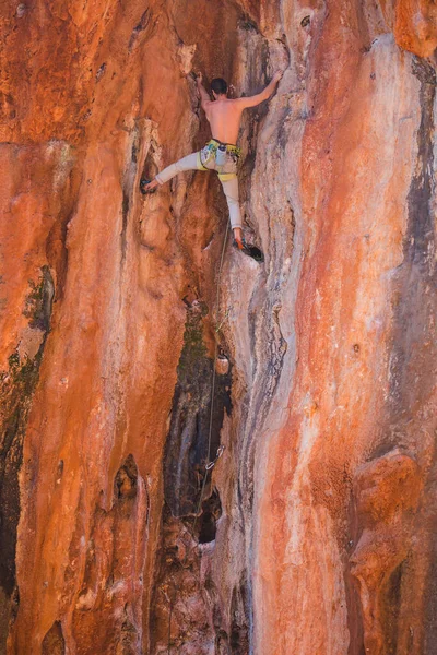 Strong Man Climbs Cliff Climber Overcomes Difficult Climbing Route Natural — Stock Photo, Image