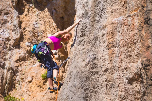 Una Chica Trepa Una Roca Atleta Entrena Naturaleza Mujer Supera — Foto de Stock
