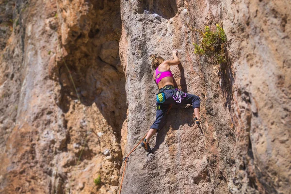 少女は岩に登る 選手は自然に訓練する 女性は困難な登山ルートを克服します 強力な登山家 趣味は トルコのロッククライミング — ストック写真
