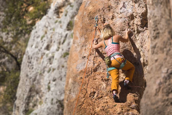 Uma Rapariga Sobe Uma Pedra Atleta Treina Natureza Mulher Supera — Fotografia de Stock