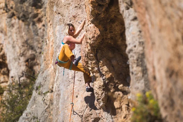 Uma Rapariga Sobe Uma Pedra Atleta Treina Natureza Mulher Supera — Fotografia de Stock