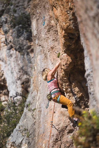 Ein Mädchen Klettert Auf Einen Felsen Der Sportler Trainiert Der — Stockfoto