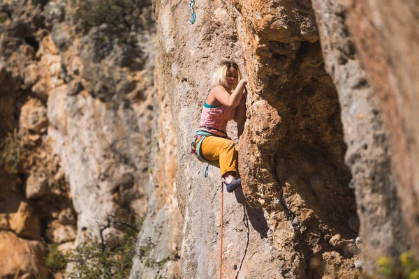 Une Fille Grimpe Rocher Athlète Entraîne Dans Nature Femme Surmonte — Photo