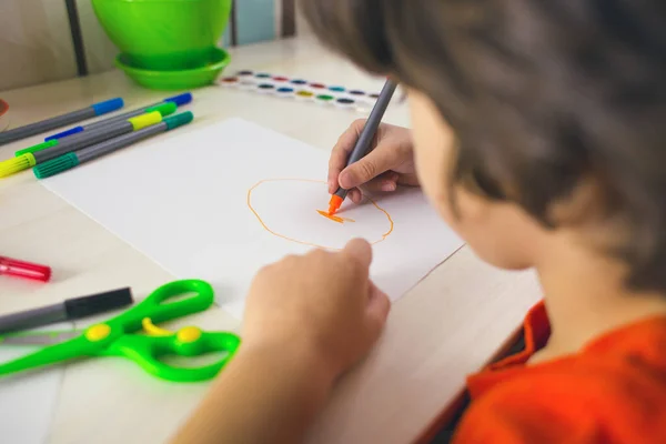 Der Junge Zeichnet Mit Filzstiften Auf Papier Das Kind Beschäftigt — Stockfoto
