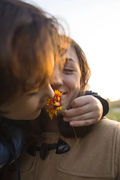 Niño Una Flor Madre Niño Camina Con Madre Una Mujer — Foto de Stock