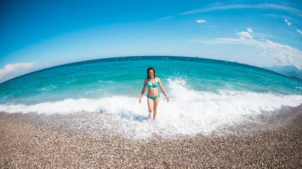 Una Ragazza Costume Bagno Cammina Lungo Spiaggia Guarda Mare Onde — Foto Stock