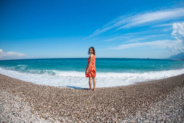 Una Ragazza Abito Cammina Lungo Spiaggia Guarda Mare Onde Del — Foto Stock