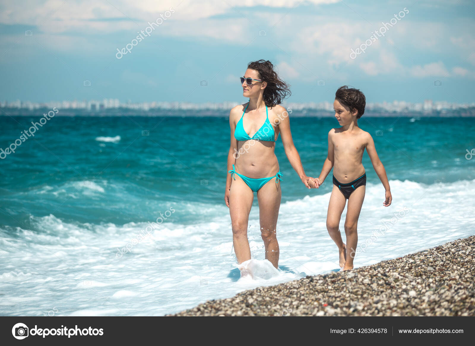 トルコのビーチで子供を持つ女性 お母さんと息子は海で泳いで行きます 男の子とお母さんは海の海岸でリラックス 美しい海の波 ストック写真 C Zhukovvvlad トルコのビーチで子供を持つ女性 お母さんと息子は海で泳いで行きます 男の子とお母さんは海の海岸でリラックス 美しい海の波 ストック写真 C Zhukovvvlad