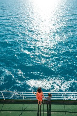 Aile bir yolcu gemisinde yelken açıyor, oğlu olan bir anne geminin çitlerinde duruyor ve denize bakıyor, feribotla seyahat ediyor, annesiyle birlikte bir çocuk bir gemide yelken açıyor..