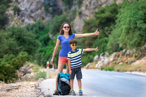 Frau Mit Kind Trampt Das Mädchen Fängt Das Auto Brünette — Stockfoto