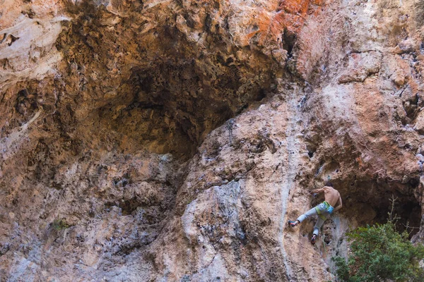 Homme Fort Grimpe Une Falaise Alpiniste Surmonte Une Route Escalade — Photo