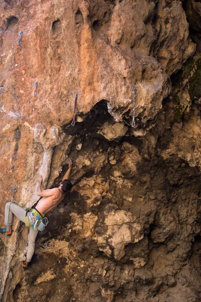 Strong Climber Climbs Rock Man Trains Strength Endurance Overcoming Fear — Stock Photo, Image