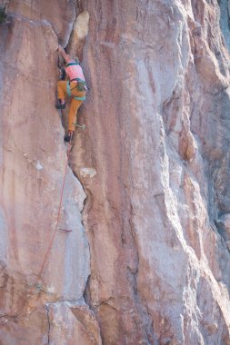 Güçlü bir dağcı bir kayaya tırmanır, bir kadın güç ve dayanıklılık eğitimi alır, yükseklik korkusunu yener, bir kız Türk kayaları üzerinde eğitim yapar..