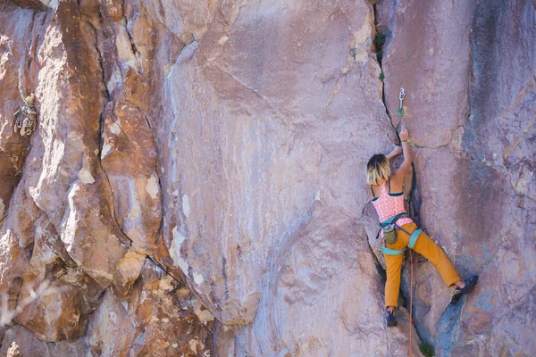 強い登山家は岩に登り 女性は強さと持久力を訓練し 高さの恐怖を克服し トルコの岩の上で女の子は訓練する — ストック写真