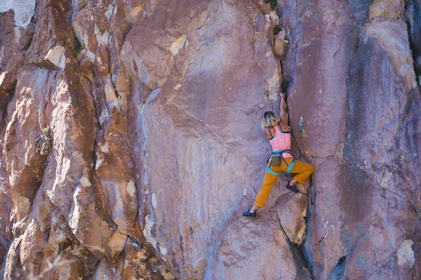 強い登山家は岩に登り 女性は強さと持久力を訓練し 高さの恐怖を克服し トルコの岩の上で女の子は訓練する — ストック写真