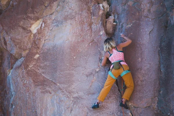 Güçlü Bir Dağcı Bir Kayaya Tırmanır Bir Kadın Güç Dayanıklılık — Stok fotoğraf